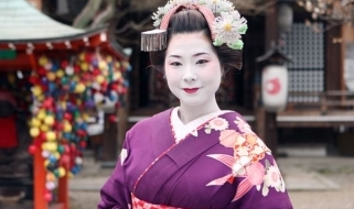 Abito e trucco tradizionale delle geishe Geisha giapponese negli abiti della tradizione