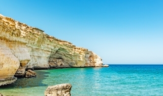L'incanto delle coste dell'Oman Una falesia omanita si tuffa nelle acque cristalline