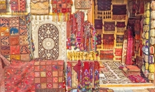 Tappeti in un bazaar di Bukhara I brillanti colori dei tappeti e delle tappezzerie del mercato di Bukhara