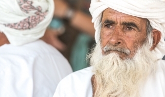 Uomo omanita in abiti tradizionali Un abitante dell'Oman con la tunica ed il turbante della tradizione
