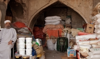 Bottegaio a Nizwa Una tipica bottega artigianale a Nizwa