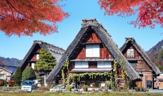 Le tipiche case dal tetto spiovente del villaggio di Shirakawa-go