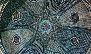 Il mirabolante mosaico che riveste l'interno della cupola del Mausoleo Shodimulk Oko