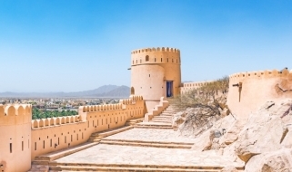 Forte di Nakhal nella regione di Al Batinah Vista panoramica del Forte di Nakhal, tra le più celebri fortificazioni omanite