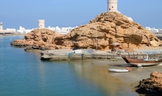Torre di avvistamento e faro della baia di Sur Tour Oman: vista della costa della città di Sur