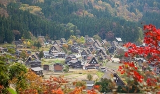 Il villaggio di Shirakawa-go durante la stagione autunnale