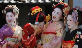 Geishe nel quartiere di Gion a Kyoto Tour Giapponese - Gruppo di geishe negli abiti tradizionali