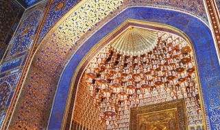 Particolare della Madrasa di Tilla Kari a Samarcanda Lo spettacolo dei colori dell'ingresso della Madrasa e Moschea Tilla Kari