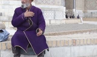 Usi e costumi dell'Uzbekistan: uomo in piazza Registan con abiti della tradizione