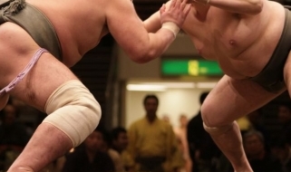 Due lottatori di Sumo, sport nazionale giapponese Incontro tra lottatori di Sumo in Giappone