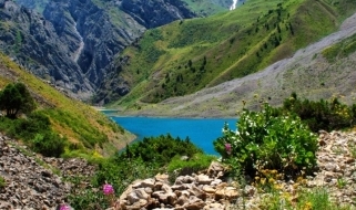 Vista panoramica su una vallata verde nell'Uzbekistan del nord