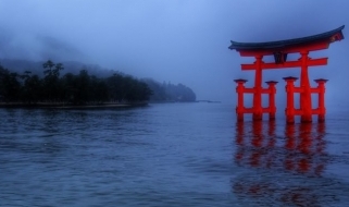 Il torii del Santuario di Itsukushima Torii giapponese emerge dalle acque