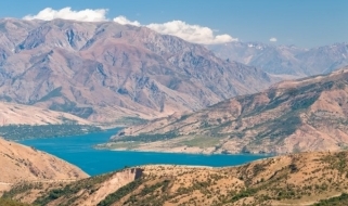 Lago tra i rilievi settentrionali dell'Uzbekistan L'Uzbekistan del nord: lago circondato dai rilievi montuosi