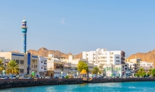 Costa di Muscat, la capitale dell'Oman Viaggio in Oman: vista della capitale Muscat dal mare
