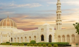 Minareto della Grande Moschea del Sultano Qaboos Vacanze in Oman: vista spettacolare della Grande Moschea del Sultano Qaboos al tramonto