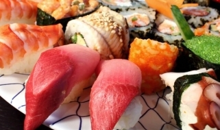 Il tradizionale sushi giapponese Un'esperienza imperdibile durante le vacanze in Giappone: l'assaggio del vero sushi