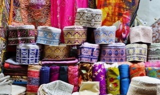 Mutrah Souq a Muscat Le stoffe colorate del Souq di Mutrah nella capitale Muscat