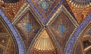Particolare del soffitto del Mausoleo Aksaray Le fini decorazioni del soffitto del Mausoleo Aksaray a Samarcanda