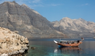 Dhow al largo della penisola del Musandam La penisola del Musandam: una delle location da scoprire con un tour in Oman