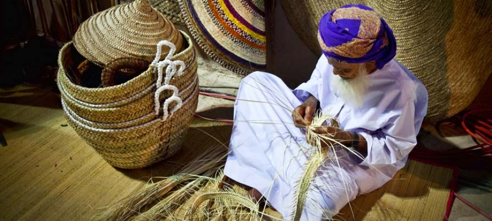 Abitante dell'Oman con abiti tradizionali