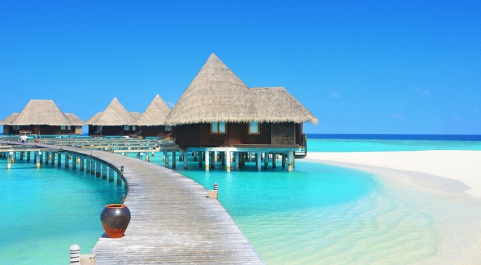 Maldive viaggio di lusso - Resort esclusivo con bungalow sospesi su acque cristalline