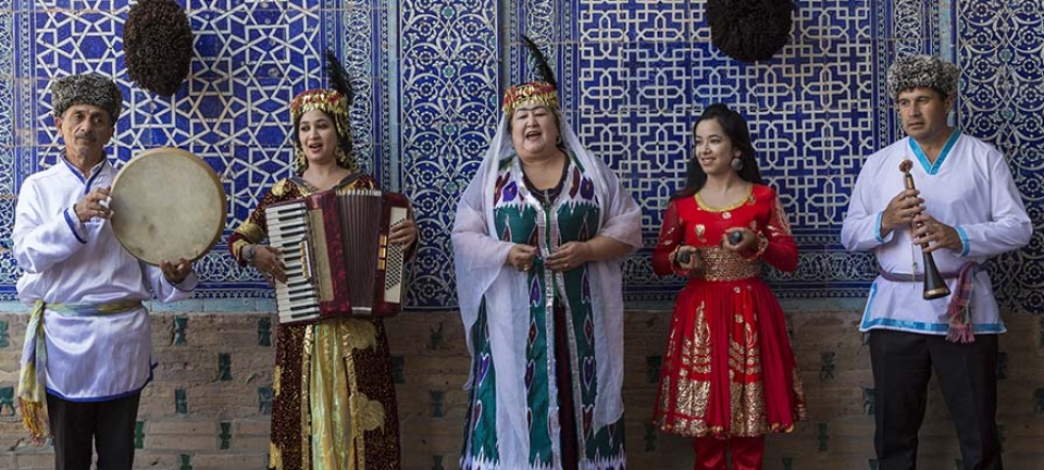 Donne e uomini dell'Uzbekistan con costume tipico durante il tour di 12 giorni