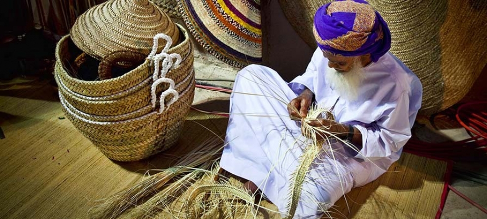 Oman La Grande Moschea è un luogo di culto che richiede un vestiario particolare