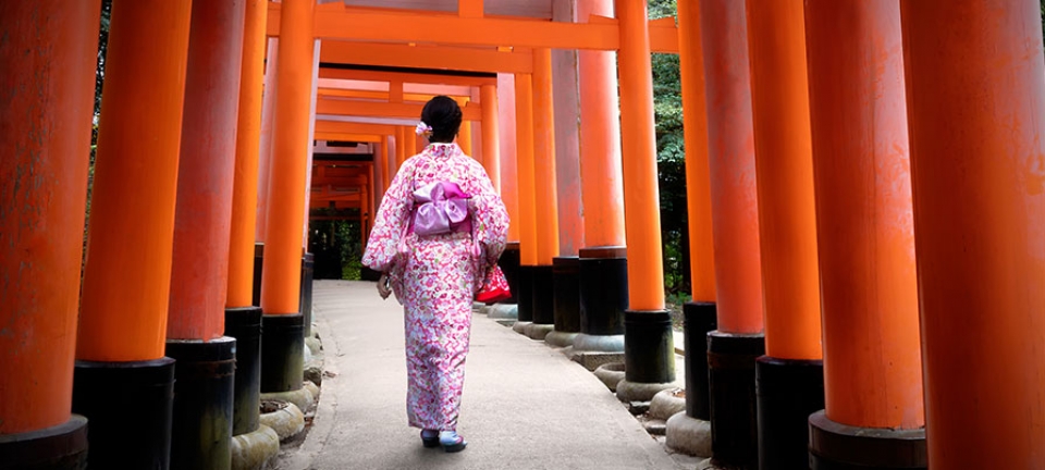 Foto di una donna presso il tempio Fushimi Inari durante con il pacchetto tour Giappone essenziale