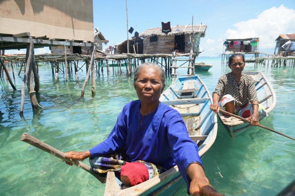 Donna nel mare della Malesia durante il viaggio Mystical Sarawak