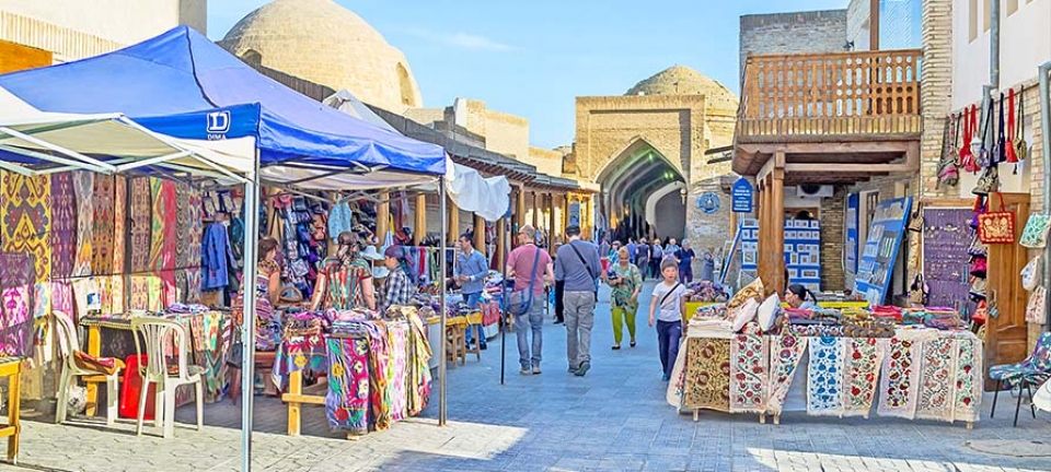 Mercato Uzbeko fotografato durante il tour di 11 giorni