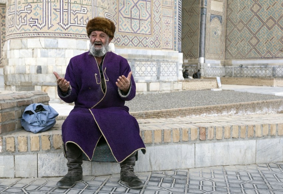 Uomo in abiti tradizionali dell'Uzbekistan