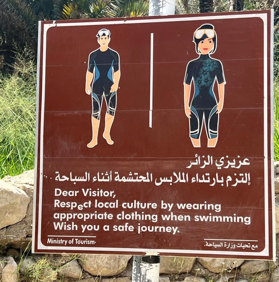 Cartello per sub fotografato in Oman per capire come vestirsi durante la balneazione