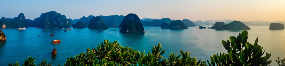 Mare e scogliere del Vietnam durante il viaggio in Asia
