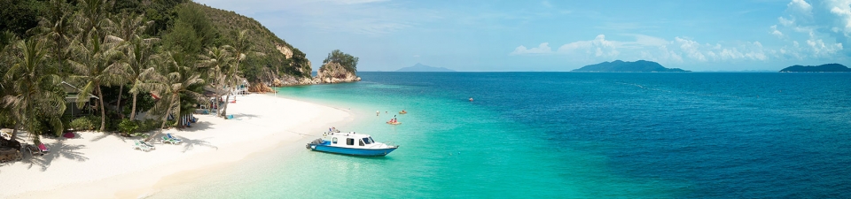 Foto del mare con una barca per immersioni durante il viaggio e tour organizzato di gruppo in Malesia