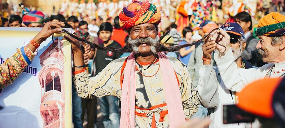 Uomo fotografato durante il viaggio in India di 8 giorni in gruppo
