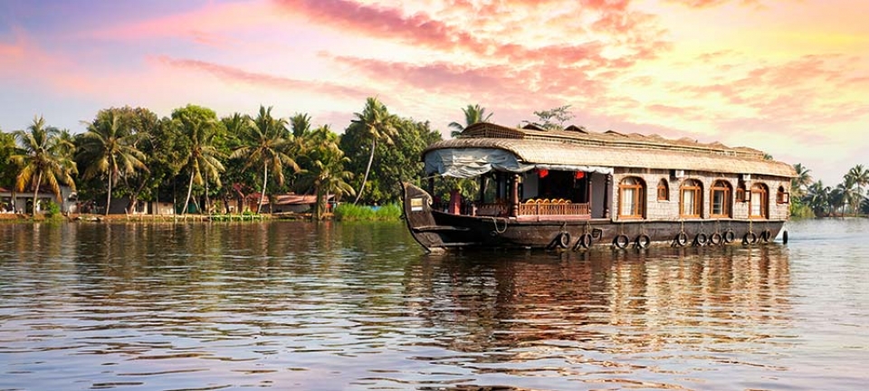 Imbarcazione immortalata durante il viaggio di 8 giorni in India