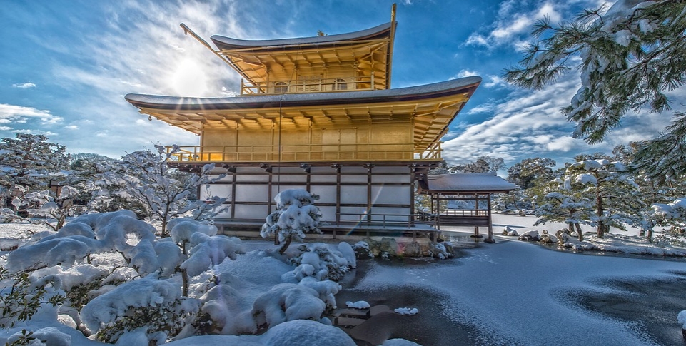 immagine di una pagoda durante il viaggio di nozze a dicembre in giappone