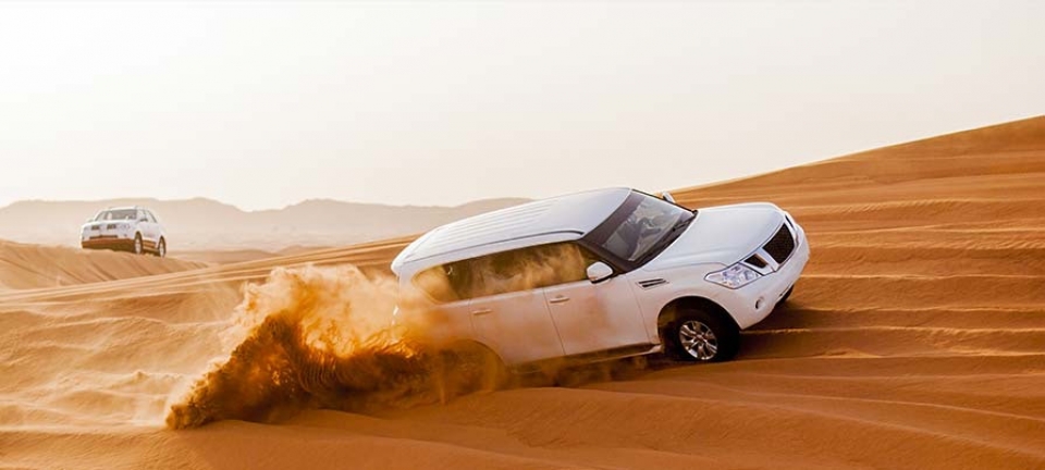 Fuoristrada per visitare le dune durante il Glamping Eco Tour in Oman