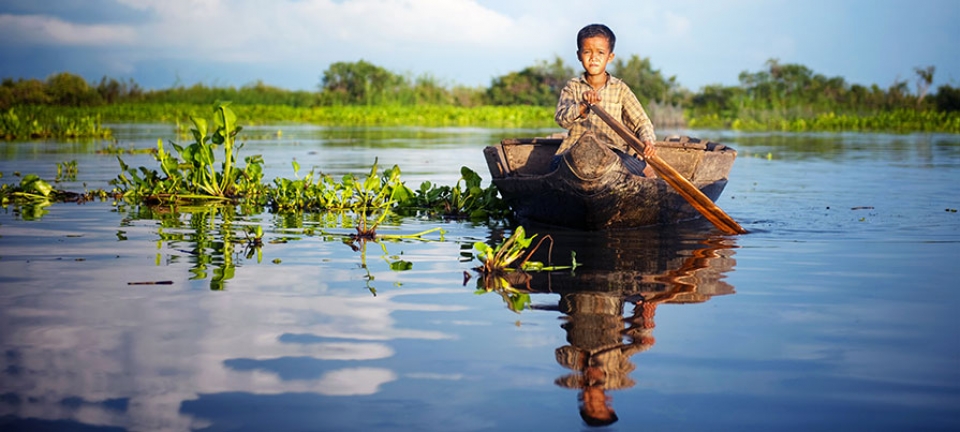 Foto di un bambino nel fiume della Cambogia scattata durante il minitour di 4 giorni