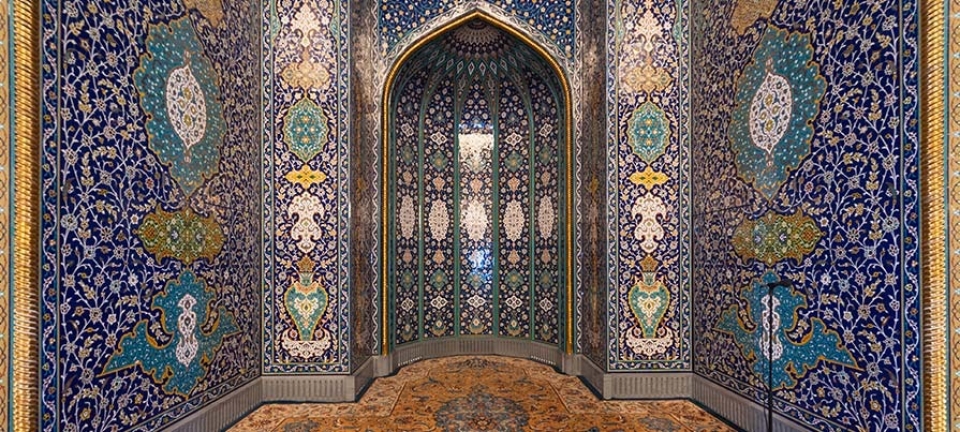 Oman La Grande Moschea è un luogo di culto che richiede un vestiario particolare