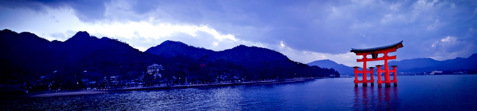 Torii nell'acqua fotografato a Itsukushima durante il viaggio di gruppo in Asia