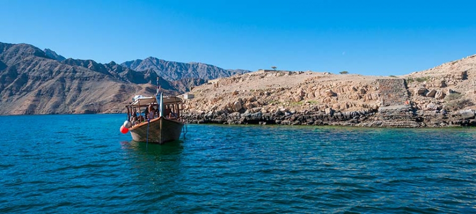 foto di un imbarcazione durante l'escursione in barca da Musandam in Oman tra i fiordi