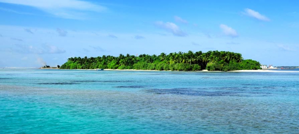 Offerte vacanze Maldive - Vista dall'oceano della costa di un atollo