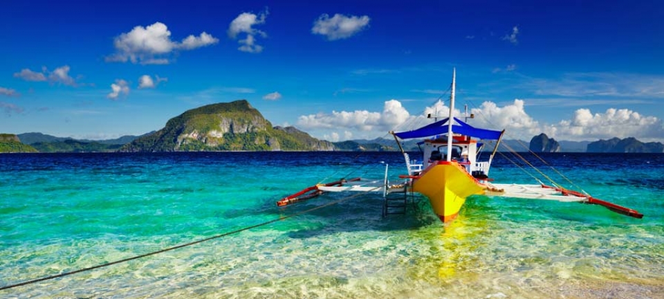 Tour Filippine - Imbarcazione tipica attraccata sulla spiaggia