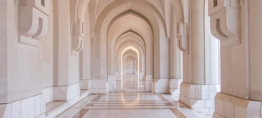 Colonnato con archi tipica della tradizione architettonica omanita