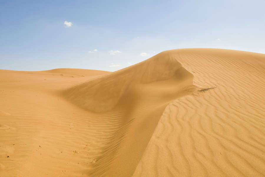 Deserto immortalato durante il viaggio tra natura e antiche civiltà in Oman