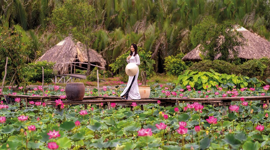 donna in ambiente rurale tra natura e cultura durante il viaggio nel Vietnam del nord