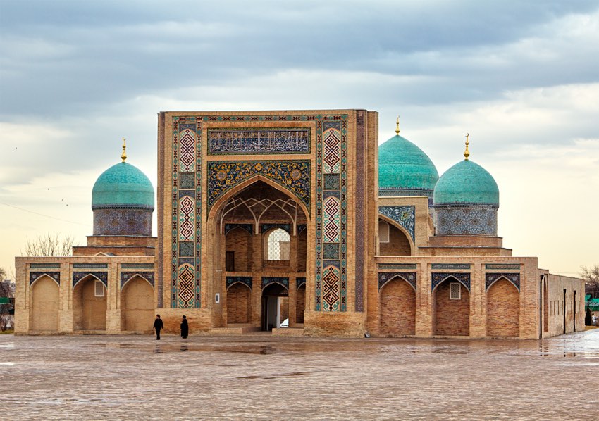 Cupole blu fotografate durante il tour di gruppo in Uzbekistan