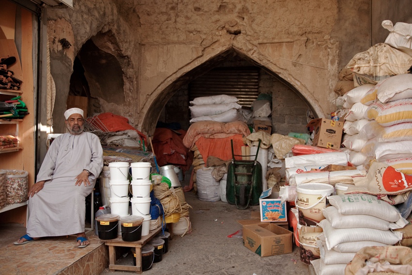 Mercato in Oman con molte cose da comprare durante il tour del Sultanato