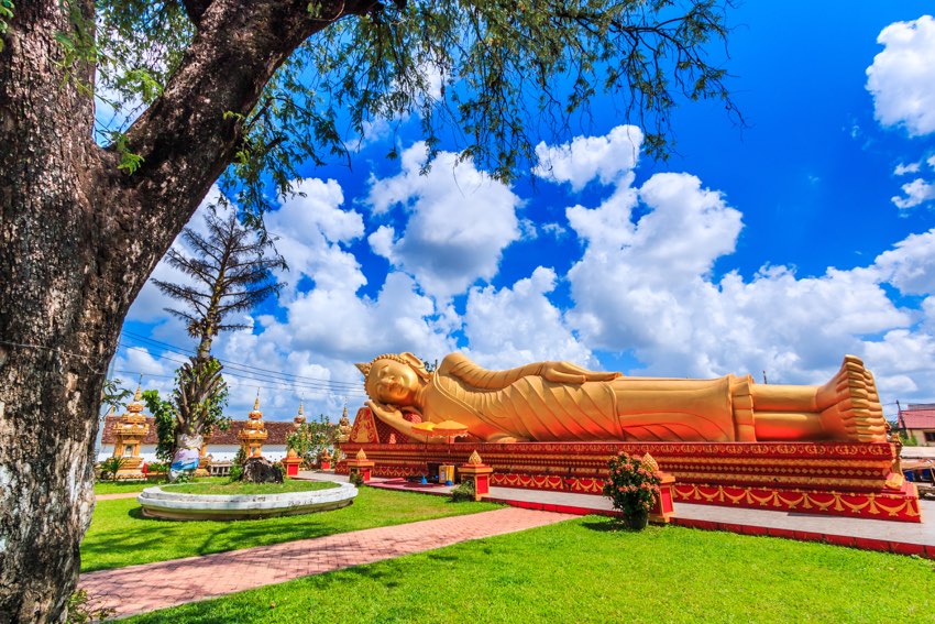 Statua gigante ripresa durante il tour di 13 giorni in Laos e Vietnam